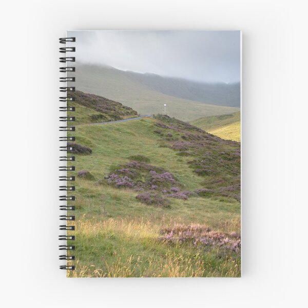 Aperçu de l'œuvre Route sinueuse sur un col de montagne écossais créée et vendue par RedGrouse.