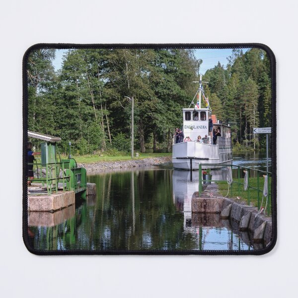 Artikelvorschau, Das schöne weiße Kanalboot am Dalslandskanal in Schweden entworfen und verkauft von connyM-Sweden.