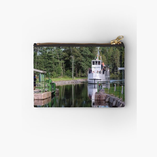 Artikelvorschau, Das schöne weiße Kanalboot am Dalslandskanal in Schweden entworfen und verkauft von connyM-Sweden.