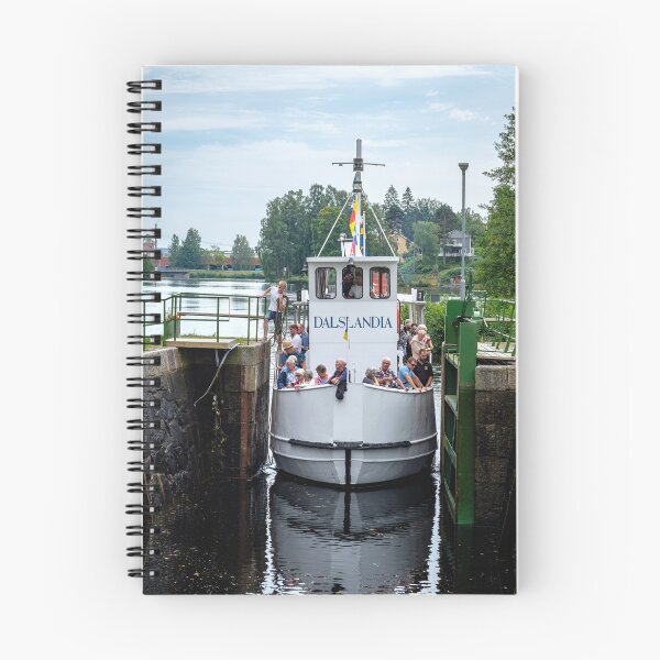 Artikelvorschau, Das alte weiße Kanalboot gleitet in die Schleuse entworfen und verkauft von connyM-Sweden.