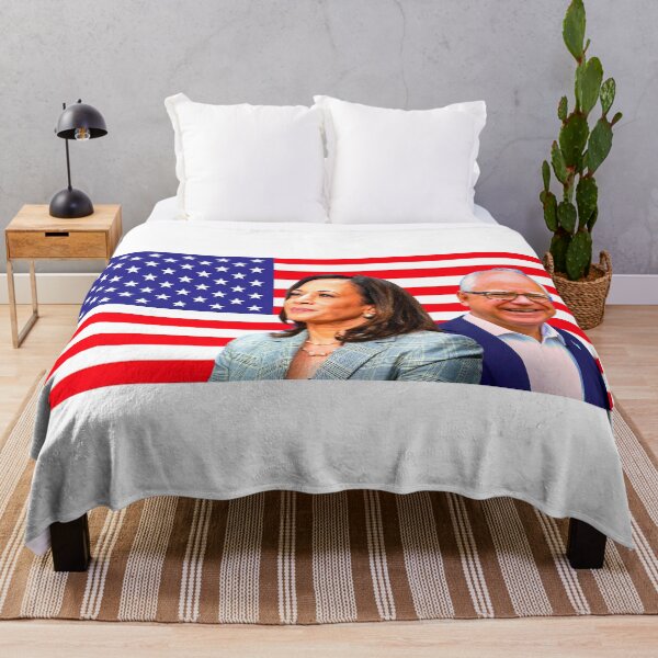 Artikelvorschau, KAMALA HARRIS UND TIM WALZ AMERIKANISCHE FLAGGE entworfen und verkauft von xBLACKSTAR.