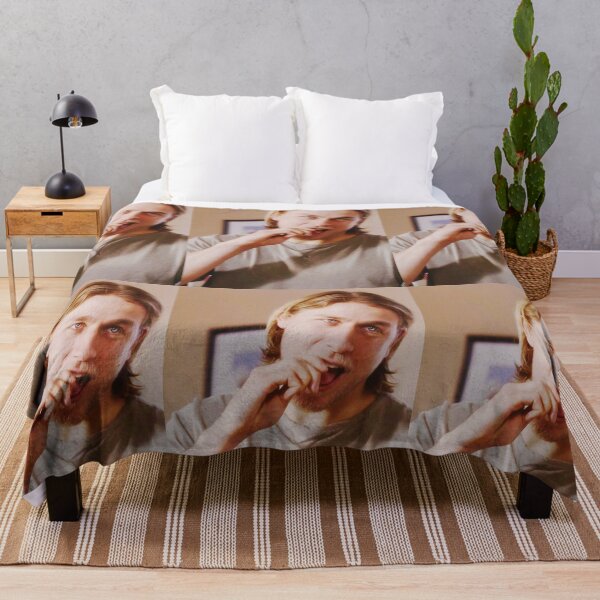 Artikelvorschau, Charlie Hunnam Magnetische Präsenz entworfen und verkauft von kimisahavana.