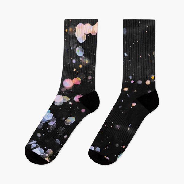 Artikelvorschau, Abstrakte Weihnachtsbeleuchtung am Baum - Tannenbaum Bokeh entworfen und verkauft von Dyrk Wyst Redbubble Shop.
