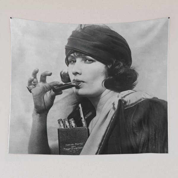 Artikelvorschau, Frau trinkt Alkohol, Vintage schwarz und weiß altes Foto entworfen und verkauft von modernretro.