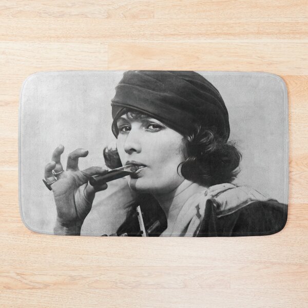 Artikelvorschau, Frau trinkt Alkohol, Vintage schwarz und weiß altes Foto entworfen und verkauft von modernretro.