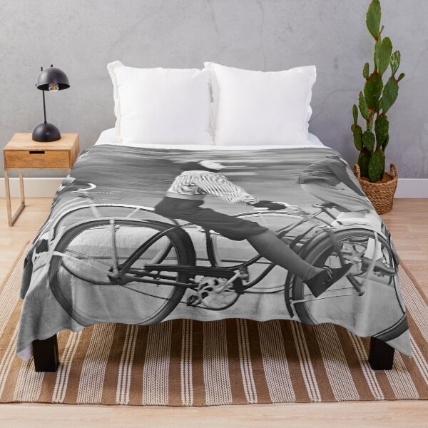 Aperçu de l'œuvre Femmes faisant du vélo, vieille photo vintage en noir et blanc créée et vendue par modernretro.