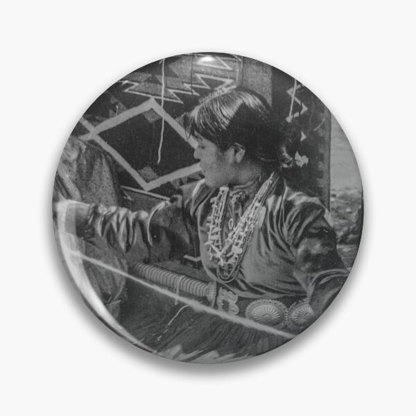 Artikelvorschau, Navajo-Mädchen spinnt Garn 1912 entworfen und verkauft von lobodelnoir.