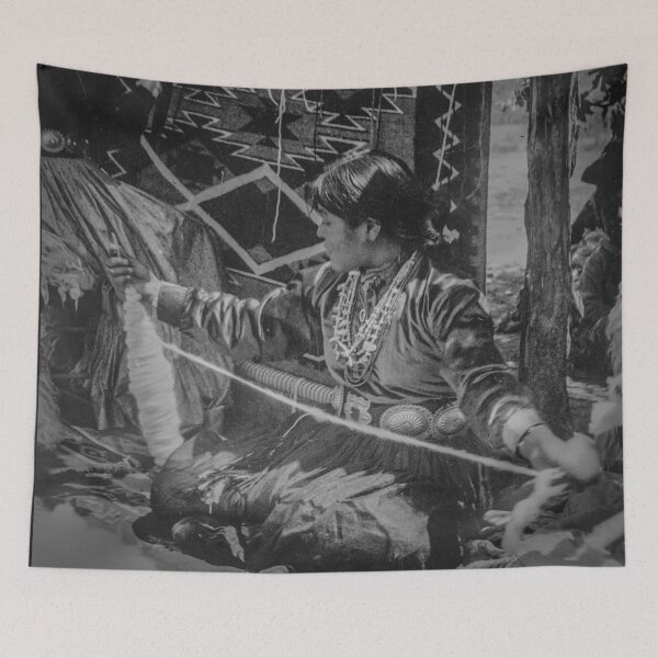 Artikelvorschau, Navajo-Mädchen spinnt Garn 1912 entworfen und verkauft von lobodelnoir.