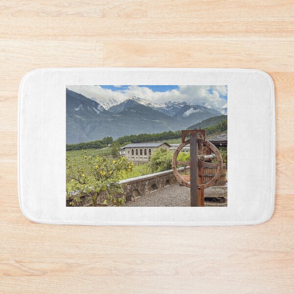 Artikelvorschau, Blick auf die Alpen vom Weingut Triacca Wines La Gatta entworfen und verkauft von TonyCrehan.