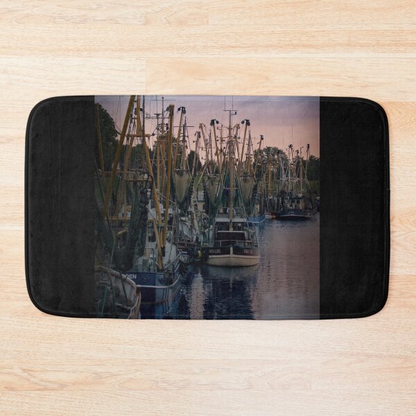 Artikelvorschau, Krabbenkutter im Hafen von Greetsiel entworfen und verkauft von Ruhrpottpicture.