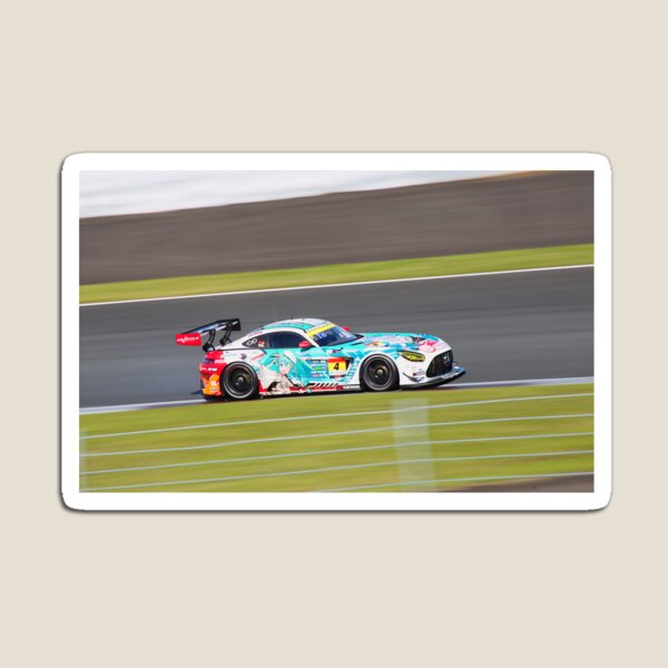 Aperçu de l'œuvre Voiture de course Itasha à grande vitesse sur la piste – Photographie de sport automobile japonais créée et vendue par KawaCapture.