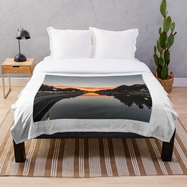 Artikelvorschau, Warmer Sonnenuntergang über dem Fluss entworfen und verkauft von Alex Roman.