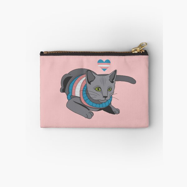 Artikelvorschau, Katze trägt Pullover mit Transgender-Flagge entworfen und verkauft von ZetasMedia.