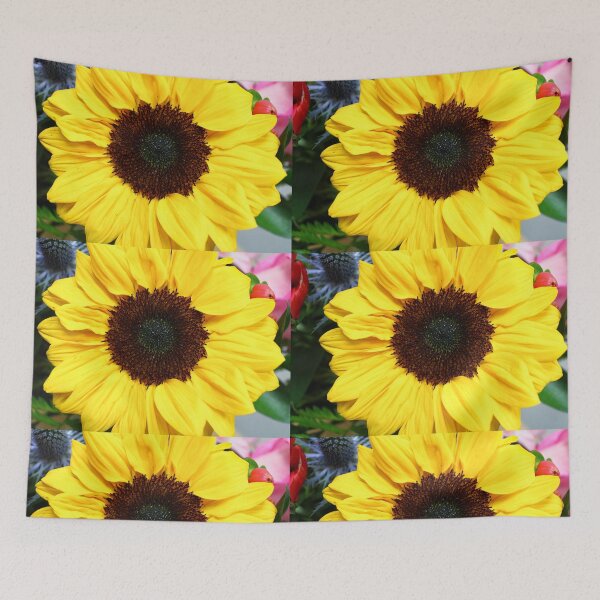 Artikelvorschau, Leuchtend gelbe Sonnenblume entworfen und verkauft von InezPhotography.