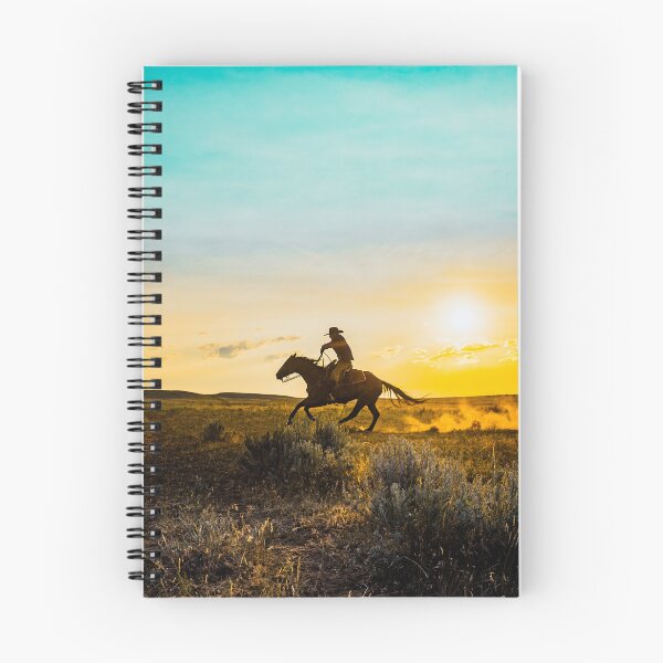 Aperçu de l'œuvre Un cow-boy galopant dans le ciel pastel du Montana créée et vendue par BerryvineImage.