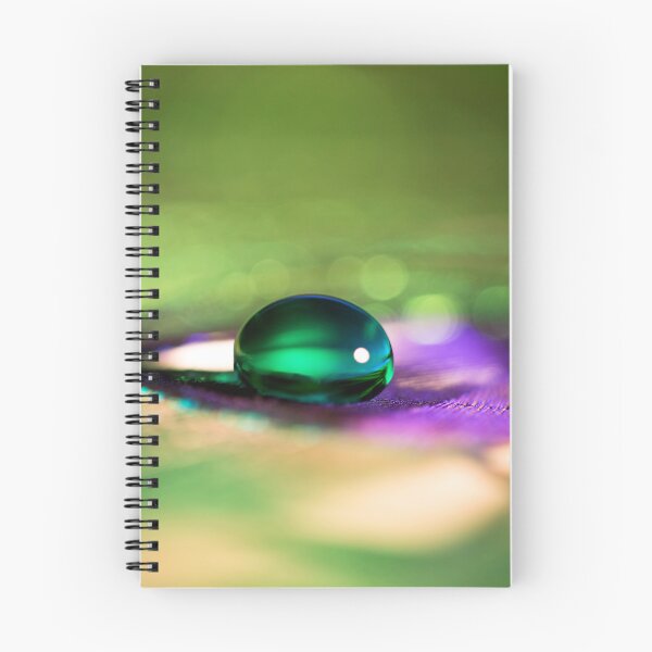 Artikelvorschau, Grüner Wassertropfen auf Feder entworfen und verkauft von Kenziewenze.