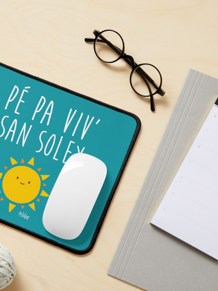 Aperçu 3 sur 5. Tapis de souris avec l'œuvre Pé pa viv' san soley créée et vendue par vee-madinina.