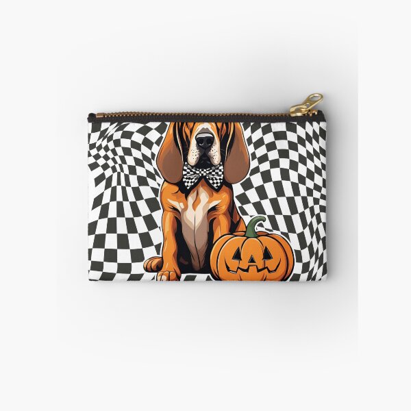 Aperçu de l'œuvre "La petite citrouille de maman" - Bloodhound dans une citrouille d'Halloween avec un fond à carreaux créée et vendue par GoodyPaws.