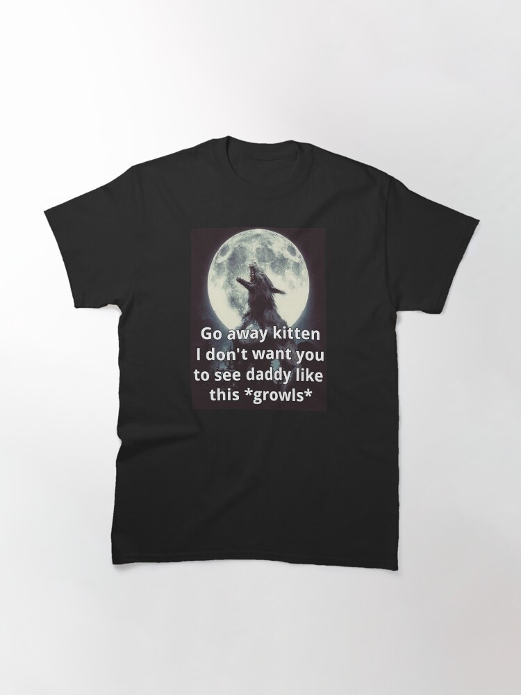 Aperçu 3 sur 7. T-shirt classique avec l'œuvre Va-t'en Chaton Alpha Loup-Garou Ironique créée et vendue par clowncakeart.