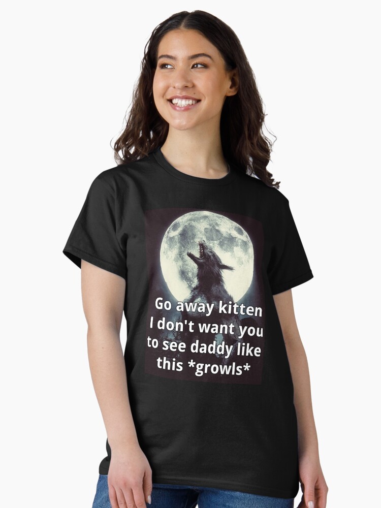 Aperçu 1 sur 7. T-shirt classique avec l'œuvre Va-t'en Chaton Alpha Loup-Garou Ironique créée et vendue par clowncakeart.