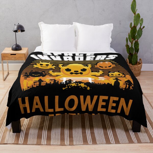 Item preview, Juegos retro de Halloween de Space Invaders designed and sold by KitonicTees.