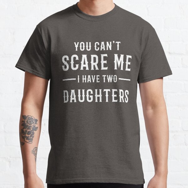 Aperçu de l'œuvre VOUS NE POUVEZ PAS ME FAIRE FIRE J'AI DEUX FILLES créée et vendue par ID  SHIRT.