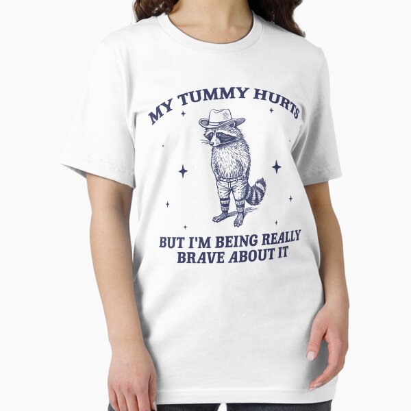 Vista previa del artículo con la obra «Me duele la barriga, pero lo estoy soportando con mucha valentía - Camiseta unisex, camiseta meme, camiseta divertida de mapache, camiseta divertida de meme, meme de mapache», diseñado y vendido por samidsou.