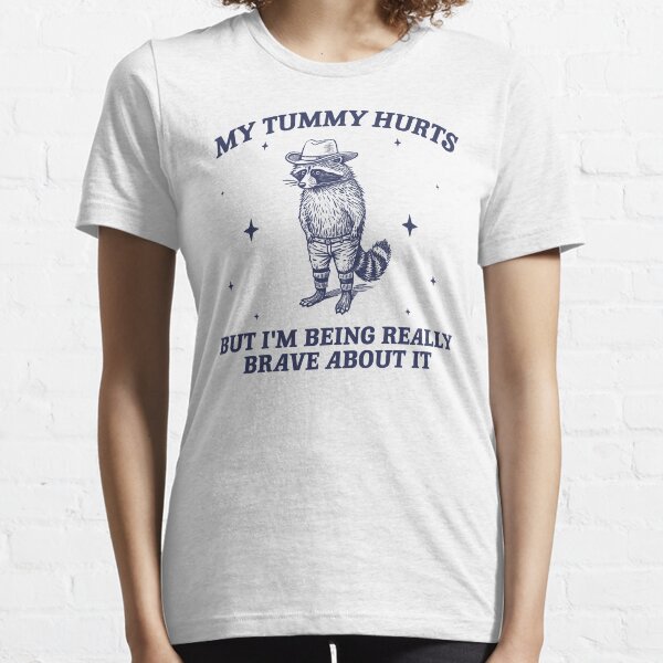 Artikel-Vorschau von Mein Bauch tut weh, aber ich bin wirklich tapfer - Unisex T-Shirt, Meme-Shirt, Lustiges Waschbär-Shirt, Lustiges Meme-T-Shirt, Waschbär-Meme, designt und verkauft von samidsou.
