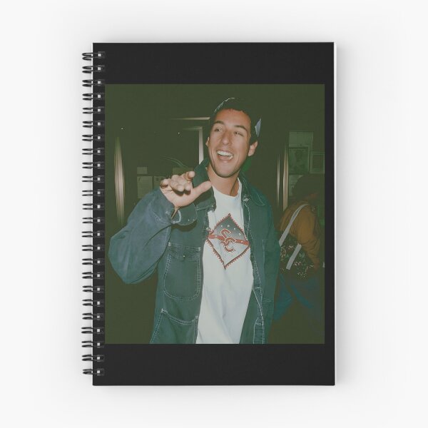 Aperçu de l'œuvre T-shirt rétro Adam Sandler pour adultes Adam Sandler créée et vendue par Capisedo.