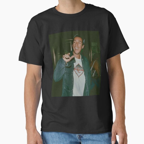 Aperçu de l'œuvre T-shirt rétro Adam Sandler pour adultes Adam Sandler créée et vendue par Capisedo.