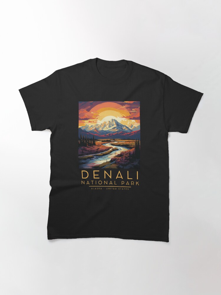 Imagen 3 de 7, Camiseta clásica con la obra Ilustración vintage del Parque Nacional Denali, Alaska, Estados Unidos, diseñada y vendida por GoodOldVintage.