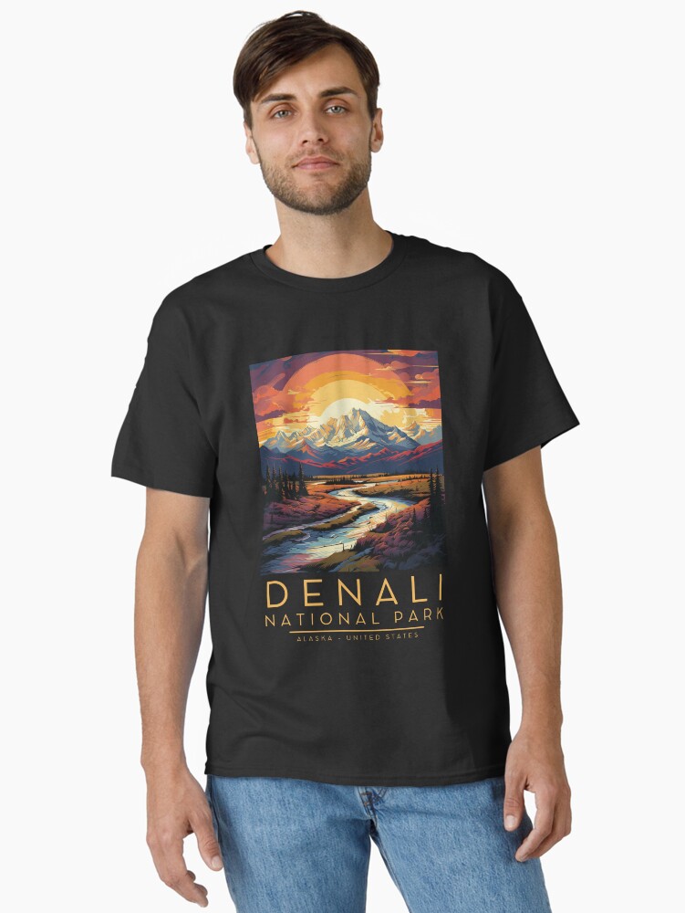 Imagen 2 de 7, Camiseta clásica con la obra Ilustración vintage del Parque Nacional Denali, Alaska, Estados Unidos, diseñada y vendida por GoodOldVintage.
