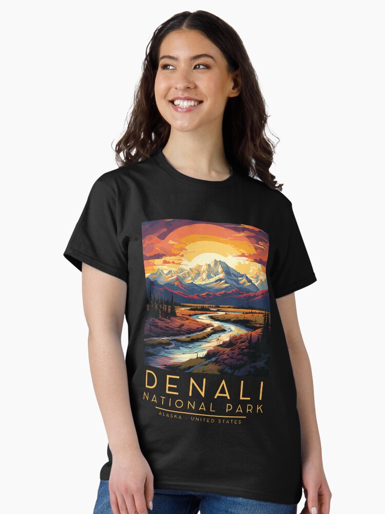 Imagen 1 de 7, Camiseta clásica con la obra Ilustración vintage del Parque Nacional Denali, Alaska, Estados Unidos, diseñada y vendida por GoodOldVintage.