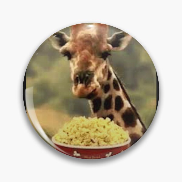 Artikelvorschau, Giraffe und Popcorn - Popcorn-Meme - Perfekt für Filmliebhaber und Snack-Enthusiasten entworfen und verkauft von Earth Nature Creations.