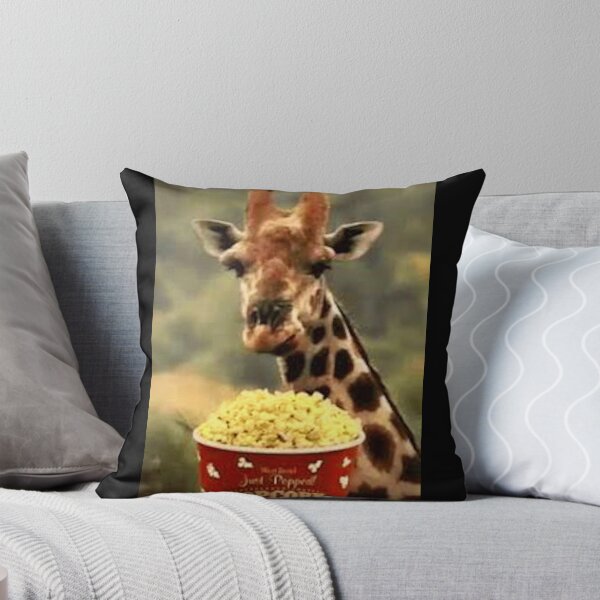 Artikelvorschau, Giraffe und Popcorn - Popcorn-Meme - Perfekt für Filmliebhaber und Snack-Enthusiasten entworfen und verkauft von Earth Nature Creations.