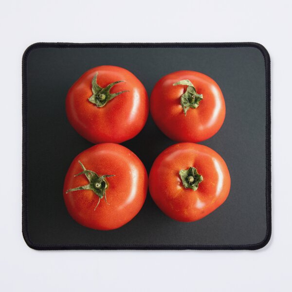 Artikelvorschau, 4 rote Tomaten auf schwarzem Hintergrund entworfen und verkauft von Luka Šper.