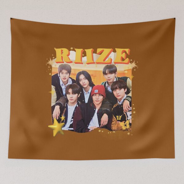 Aperçu de l'œuvre Collage RIIZE : Design de couleurs Kpop coréen aux vibrations jaunes mignonnes créée et vendue par AJUNICE STUDIO.