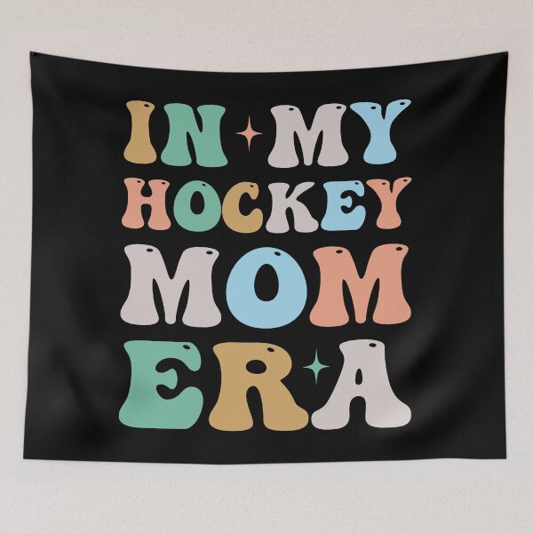 Artikelvorschau, In meiner Hockey-Mom-Ära Groovy Retro entworfen und verkauft von WhistleCloset.