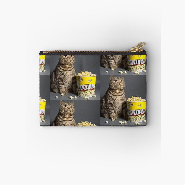 Artikelvorschau, Kitty Movie Night Cats Love Popcorn - Popcorn Meme - Perfekt für Filmliebhaber und Snack-Enthusiasten entworfen und verkauft von Earth Nature Creations.