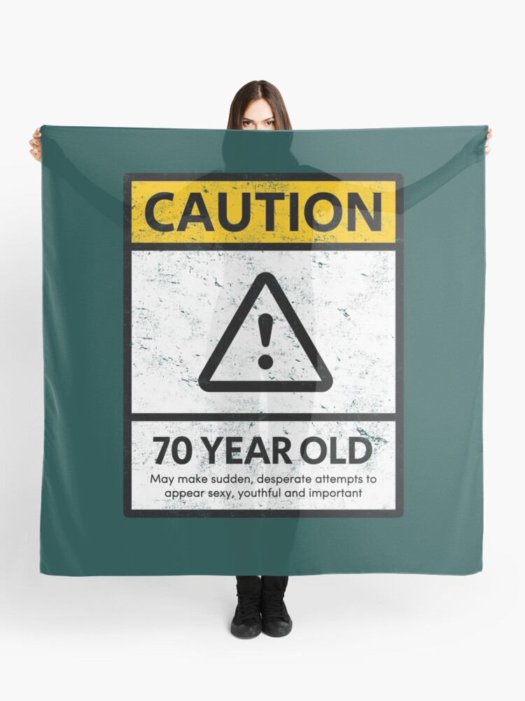 Foulard Attention 70 Ans 70e Anniversaire Humoristique T Shirt 1948 Cadeau Et Plus Par Memwear Redbubble