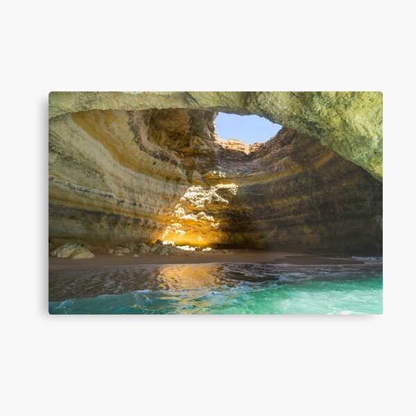 Aperçu de l'œuvre Oculus naturel - À l'intérieur de l'emblématique grotte marine d'Algar de Benagil en Algarve Portugal créée et vendue par Georgia Mizuleva.