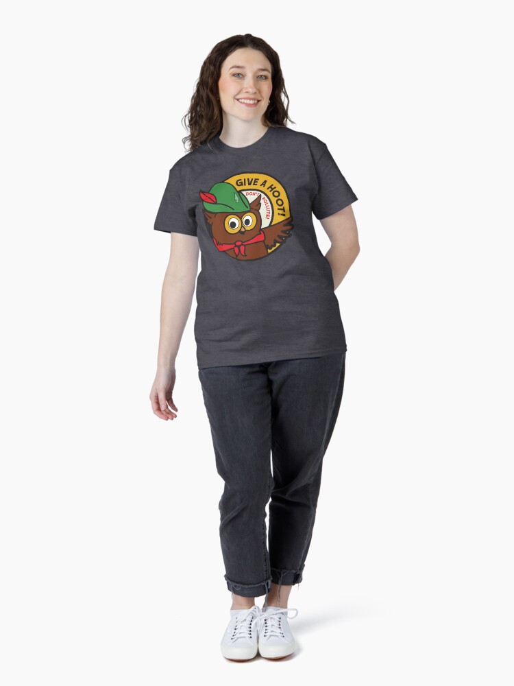 Imagen 4 de 7, Camiseta clásica con la obra ¡Dale un grito, búho Woodsy!, diseñada y vendida por TonySpencer.