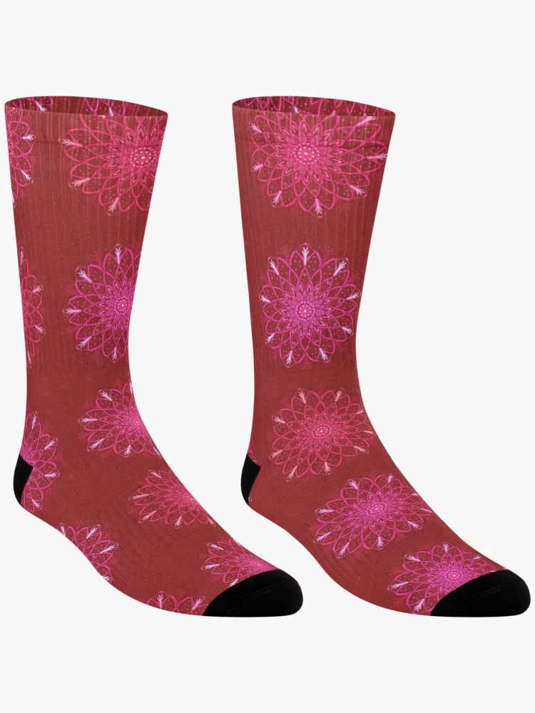 Aperçu 3 sur 5. Chaussettes avec l'œuvre Mandala Rustique - En ligne / Rouges créée et vendue par Studio Variatio.