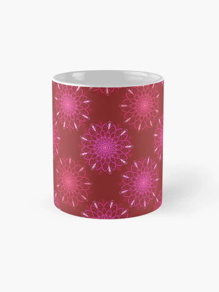 Aperçu 4 sur 6. Mug à café avec l'œuvre Mandala Rustique - En angle / Rouges créée et vendue par Studio Variatio.