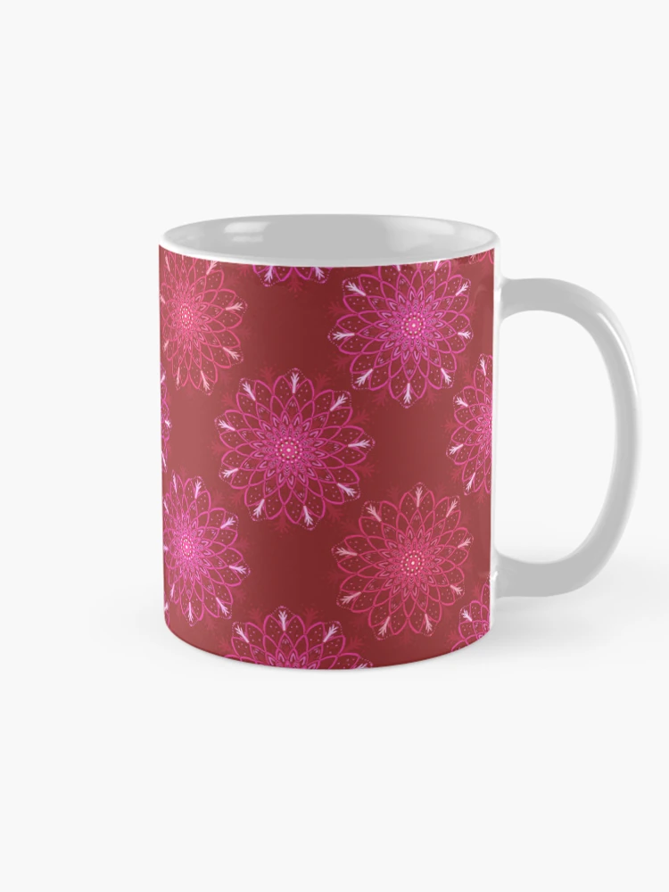 Aperçu 3 sur 6. Mug à café avec l'œuvre Mandala Rustique - En angle / Rouges créée et vendue par Studio Variatio.