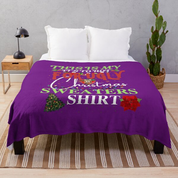 Artikelvorschau, Festliches, hässliches Weihnachtspullover-T-Shirt. Festliches, lustiges Weihnachtsparty-T-Shirt für die Weihnachtszeit. entworfen und verkauft von TrebdoraCrafts.