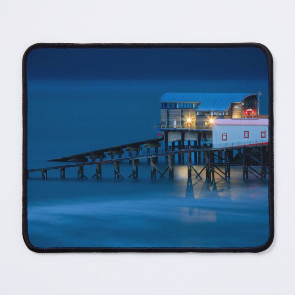 Artikelvorschau, Die Rettungsstation Tenby in Wales wurde am frühen Abend während der blauen Stunde aufgenommen. Lange Belichtung entworfen und verkauft von Chris Warham.