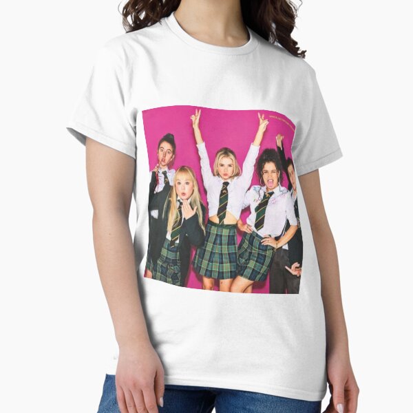 Vista previa del artículo con la obra «Póster del álbum de fans de Derry Girls», diseñado y vendido por Mowgv.