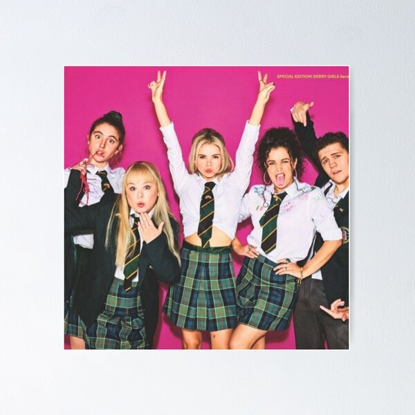 Vista previa del artículo con la obra «Póster del álbum de fans de Derry Girls», diseñado y vendido por Mowgv.