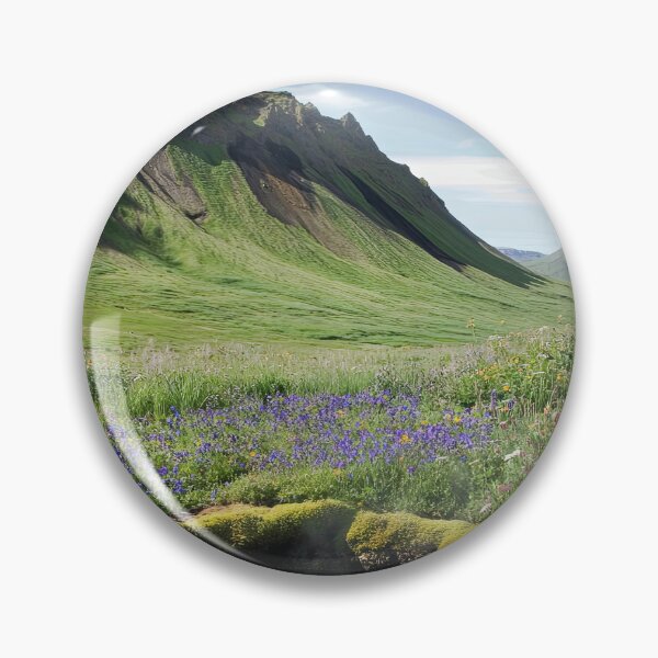 Artikelvorschau, Natürliche geothermische heiße Quelle, umgeben von Wildblumen und Bergen in Island an einem schönen Sommertag. entworfen und verkauft von Jerhus.